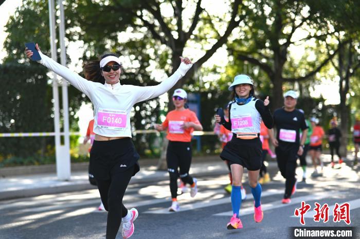 2023铅山首届女子半程马拉松鸣枪开跑：中国选手