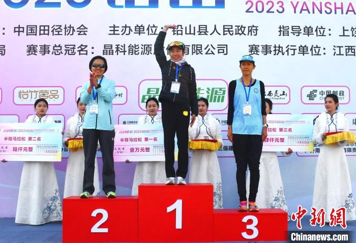 2023铅山首届女子半程马拉松鸣枪开跑：中国选手
