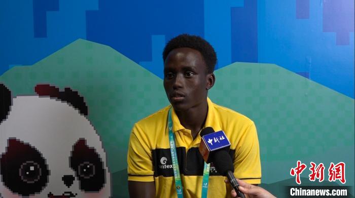 乌干达游泳健儿成都大运会首秀：标准泳池挑战