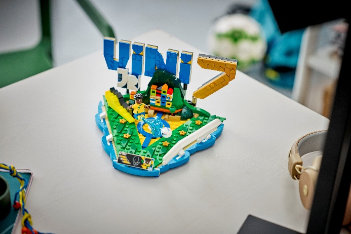 乐高®Editions系列套装致敬足坛传奇球星 全球球迷