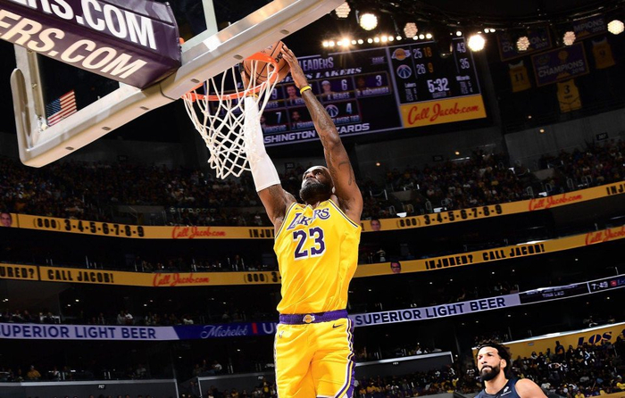 詹姆斯三双追平贾巴尔纪录 湖人主场大胜奇才